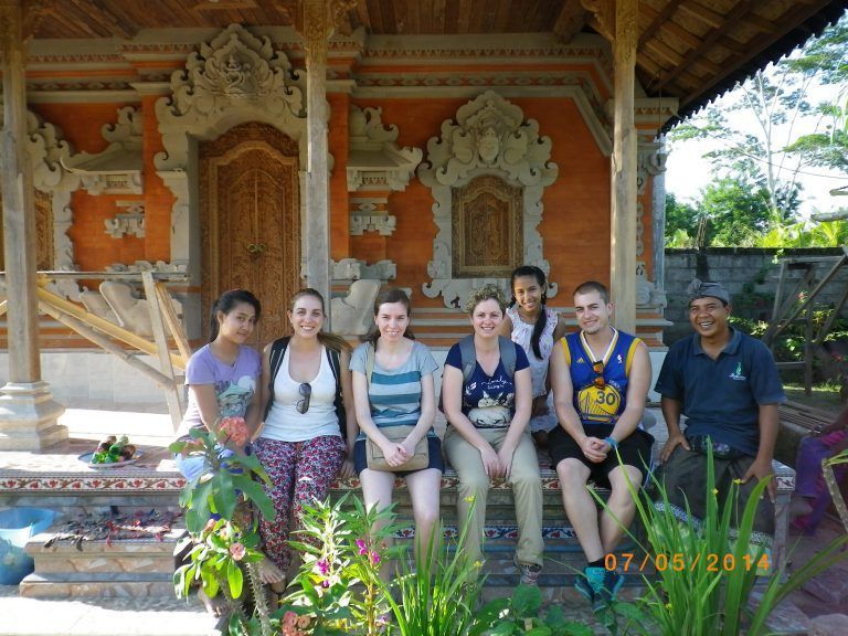 ViajesFreya/Blog/Mis-Viajes/Bali-2014/Nosotros-en-la-casa-de-nuestra-guia
