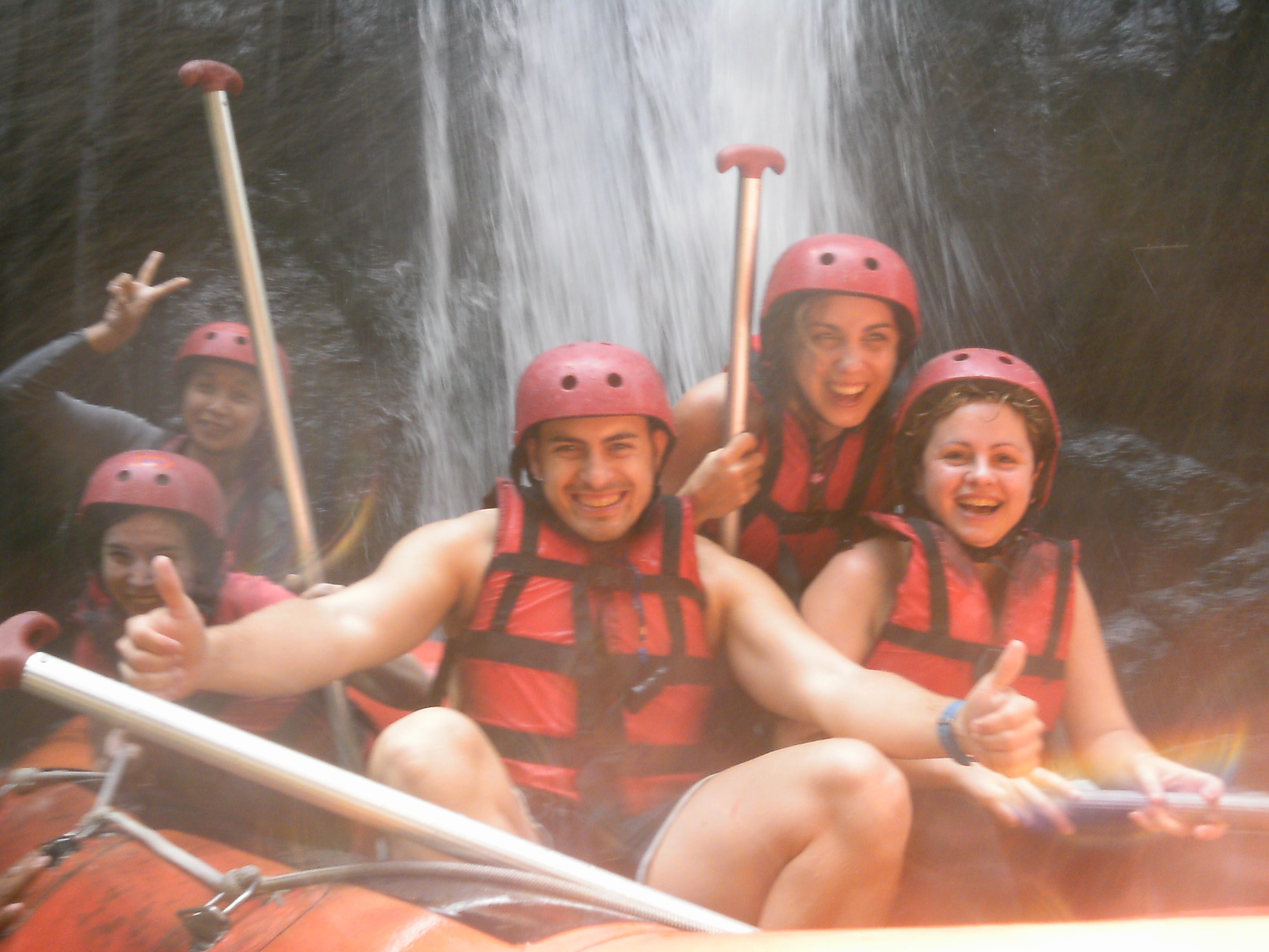 En-medio-de-la-cascada-rafting