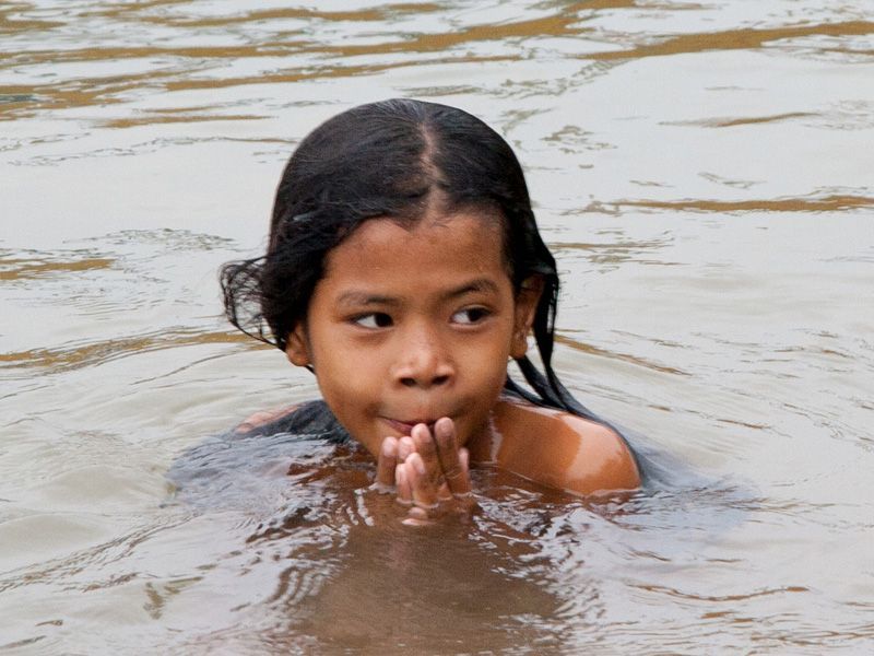 niña en el agua camboya
