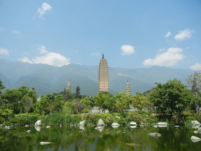 Tres-pagodas-Dali